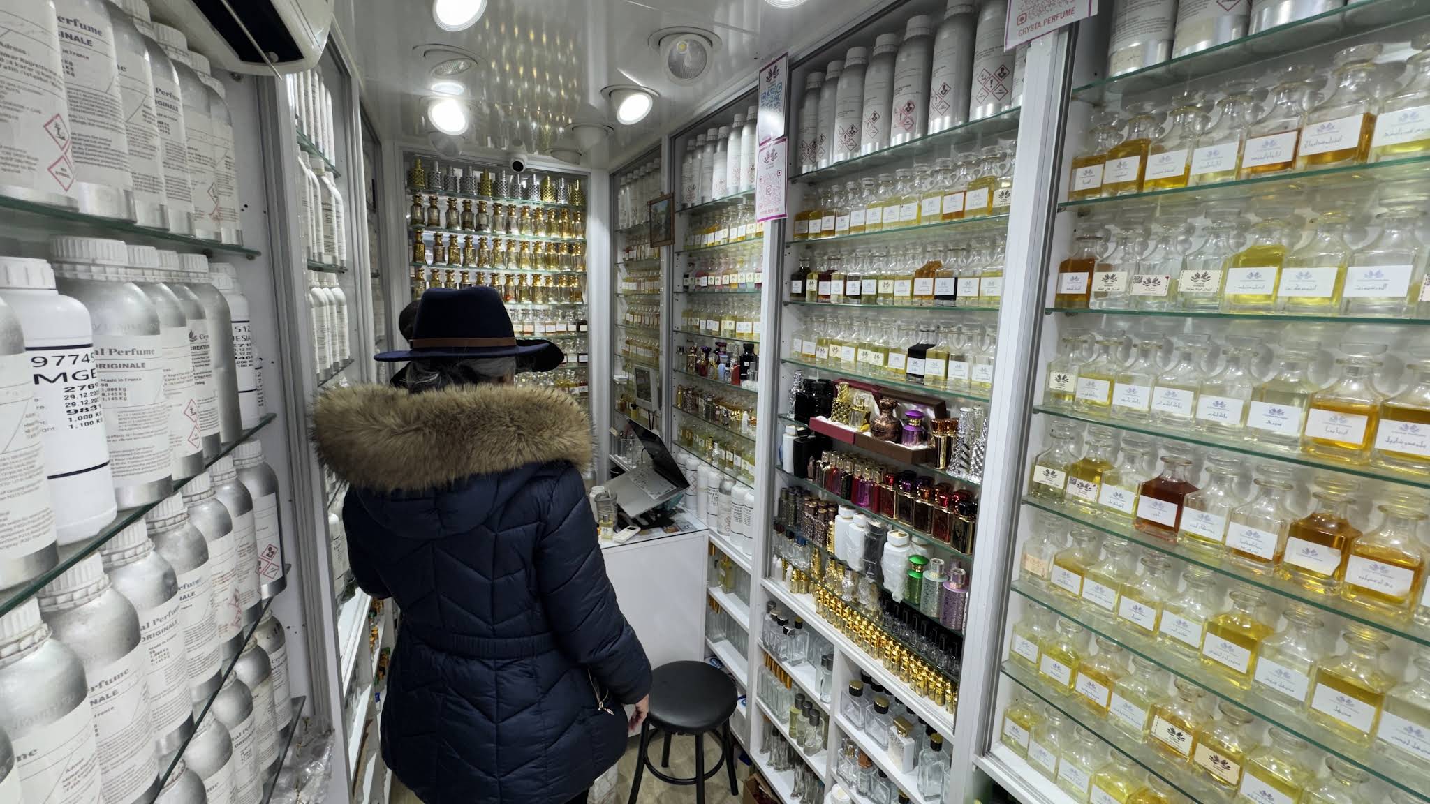 Crystal Perfume mağazasının içindeki parfüm rafları