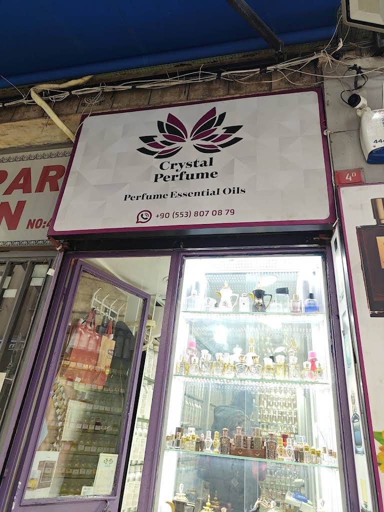 Beyazıt'taki Crystal Perfume mağazasının giriş ve vitrin görünümü